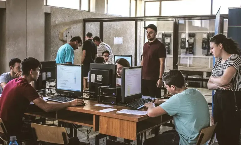 Unde au dispărut candidații? În contextul exploziei AI numărul de candidați la admitere la Informatică și Automatică și Calculatoare s-a prăbușit cu 50%. Pentru prima dată în ultimii zeci de ani, vor